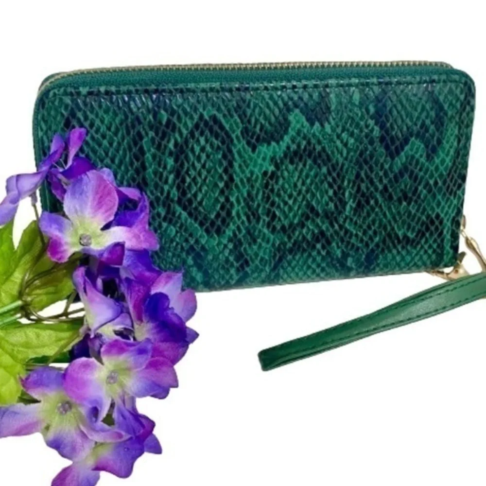 NWOT Green faux fake imitation alligator skin wallet clutch wristlet